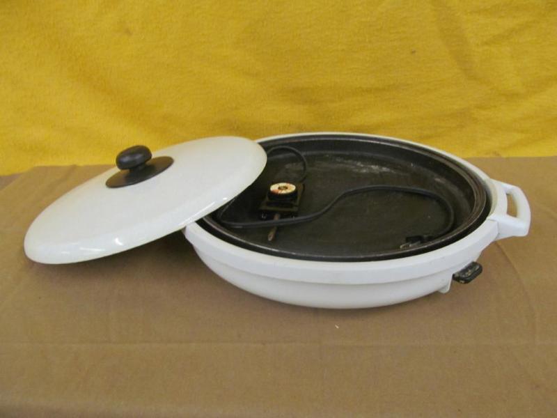 lot 100 image: Dazey Electric Fry Pan...