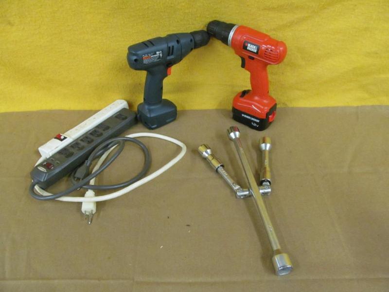 lot 107 image: Collapsible Tire Iron, 2 Power Stri...