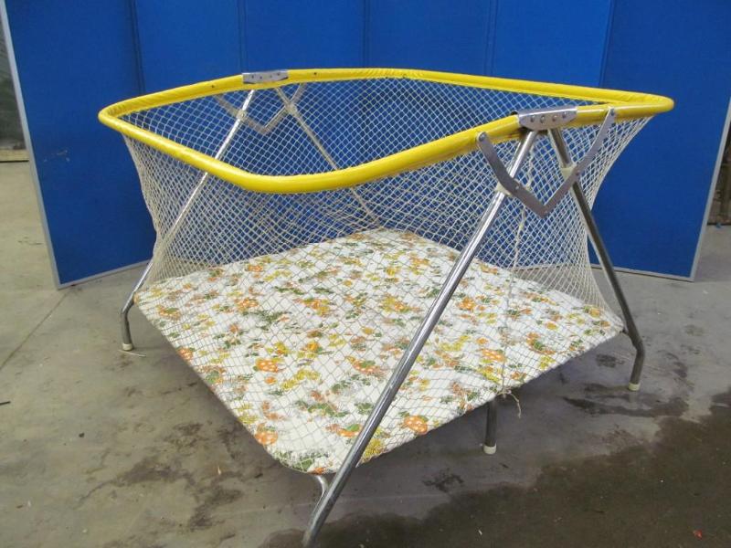 lot 11 image: Childs Playpen...
