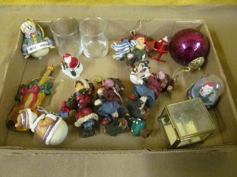 lot 125 image: Group of Holiday Decor...