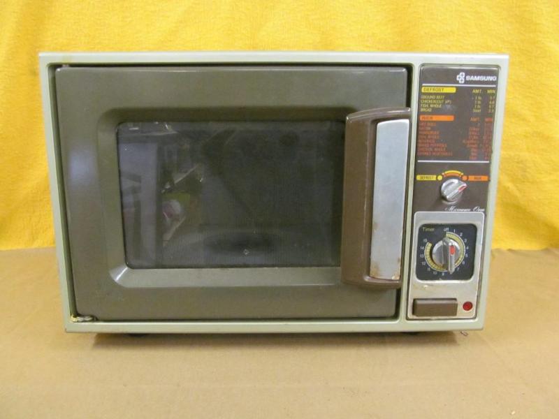 lot 139 image: Samsung Microwave...