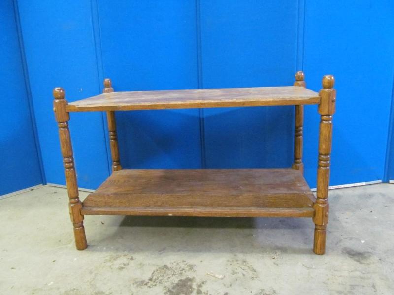 lot 14 image: 30 in w x 15 in x 18 in t End Table...