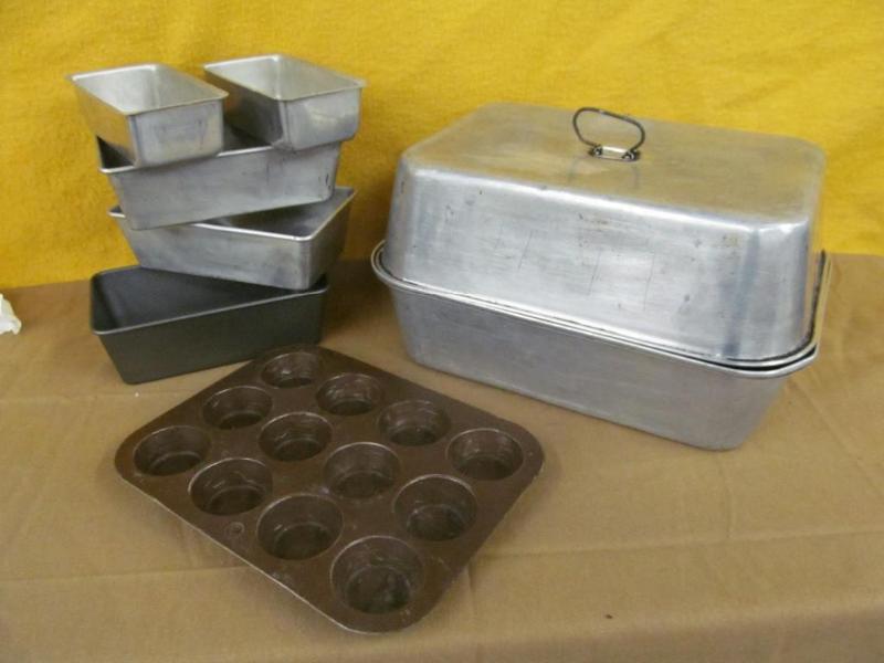 lot 179 image: Aluminum Roaster, Muffin Tin, 5 Bre...