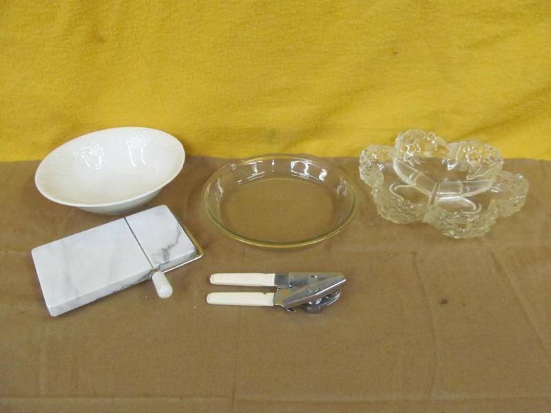 lot 196 image: Anchor Hocking 9" Pie Plate, W...
