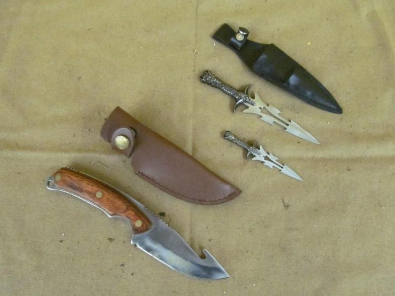 lot 215 image: 3 Knives, 2"-3 12" Blade...