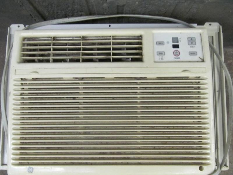 lot 221 image: GE Air Conditioner 6100 BTU Window ...