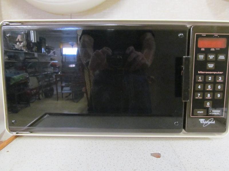 lot 230 image: Whirlpool Microwave - Works - With ...