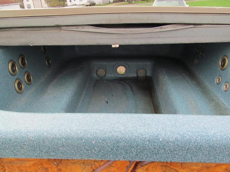 lot 235 image: 7 12 x 11 Hot Tub - Works...