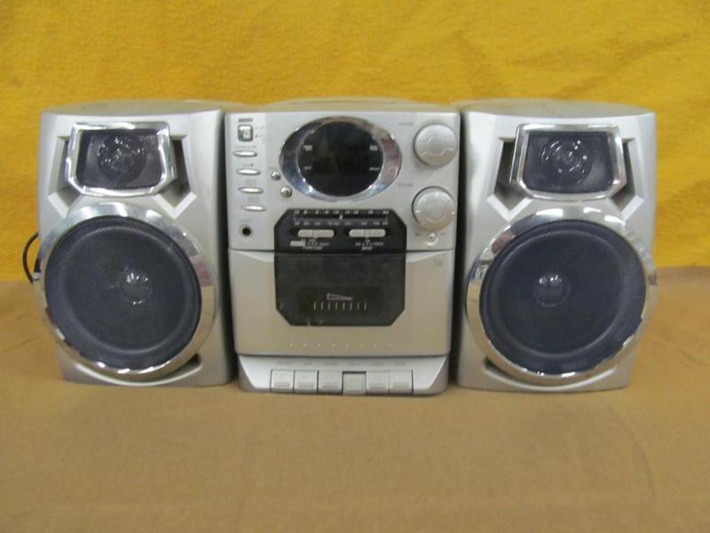 lot 26 image: Durabrand Boombox...