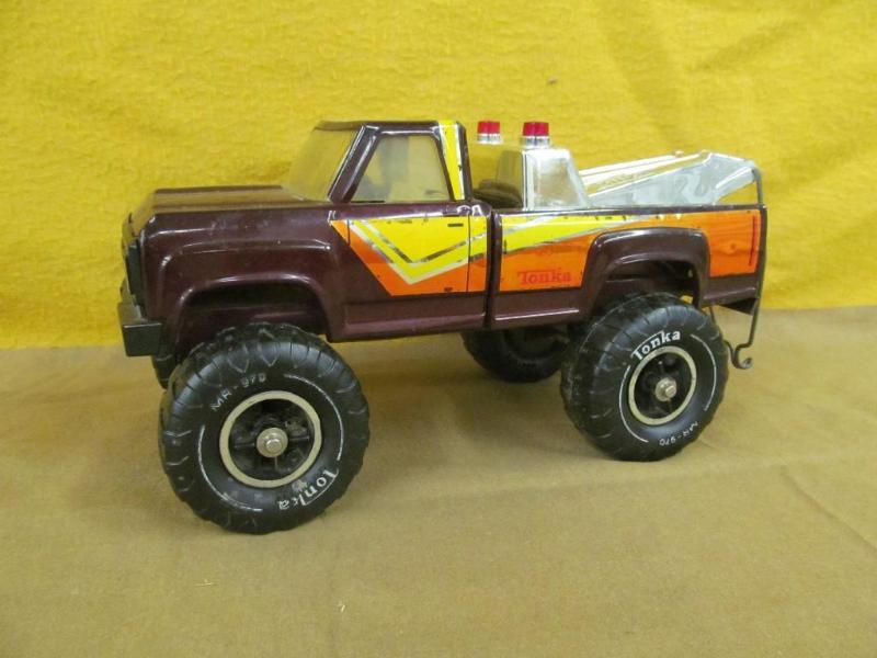 lot 30 image: Tonka Tow Truck - 16 in Long, Metal...