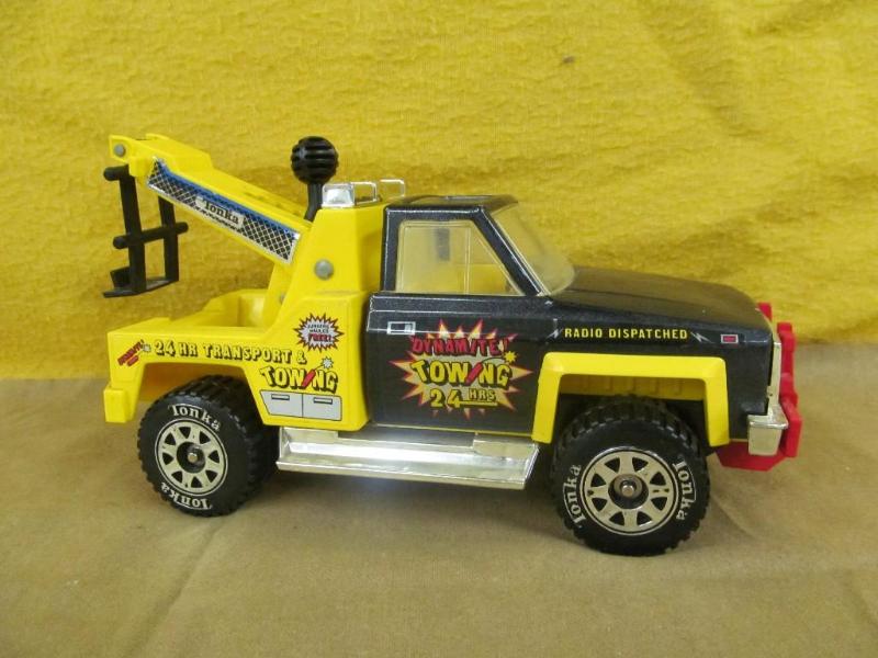 lot 31 image: Tonka Tow Truck - 13 in Long, Metal...