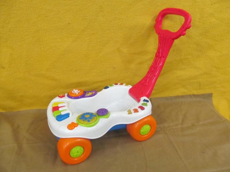 lot 43 image: Childs Musical Pull Toy, 17 in Lon...