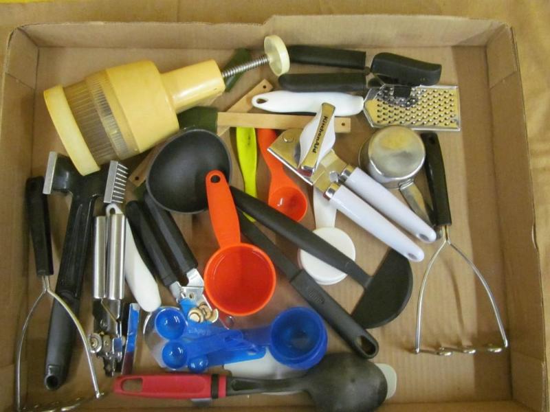 lot 61 image: Kitchen Tools and Utensils - Measur...