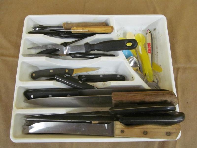 lot 71 image: Sterilite Tray with Misc. Knives...