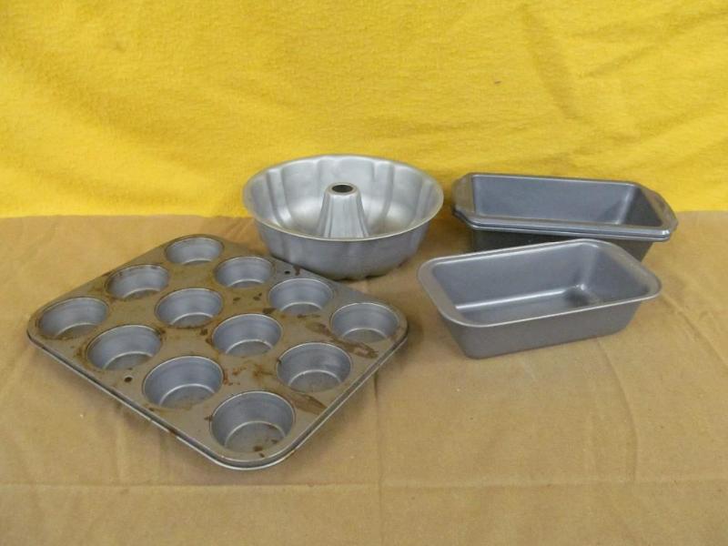 lot 76 image: 3 Loaf Pans, Bundt Pan, and Muffin ...