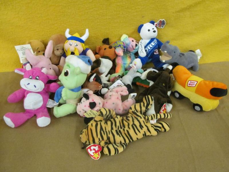 lot 98 image: Large Group of Beanie Babies - Winn...