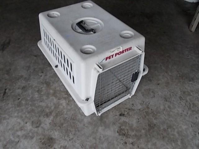 lot 48 image: Medium Size Pet Kennel Traveler...