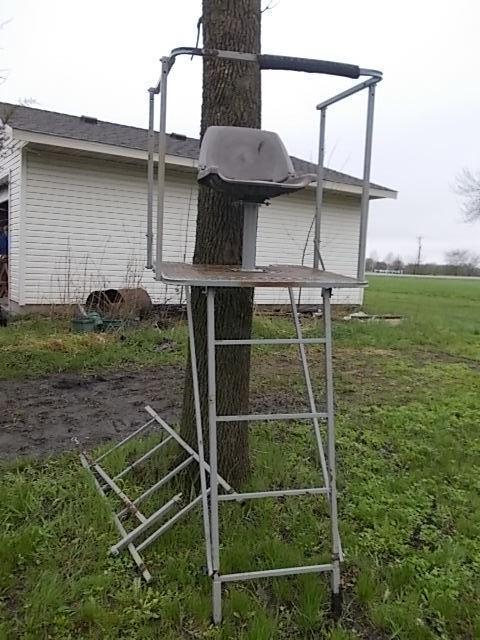 lot 61 image: 5 Deer Stand With Ladder...