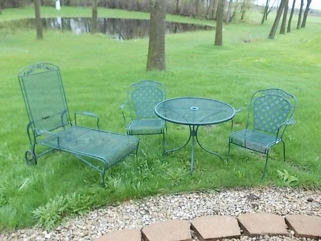 lot 73 image: Patio Set Round Table With 2-Chair...
