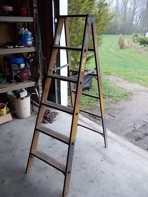 lot 9 image: Werner 6 Wood Step Ladder...