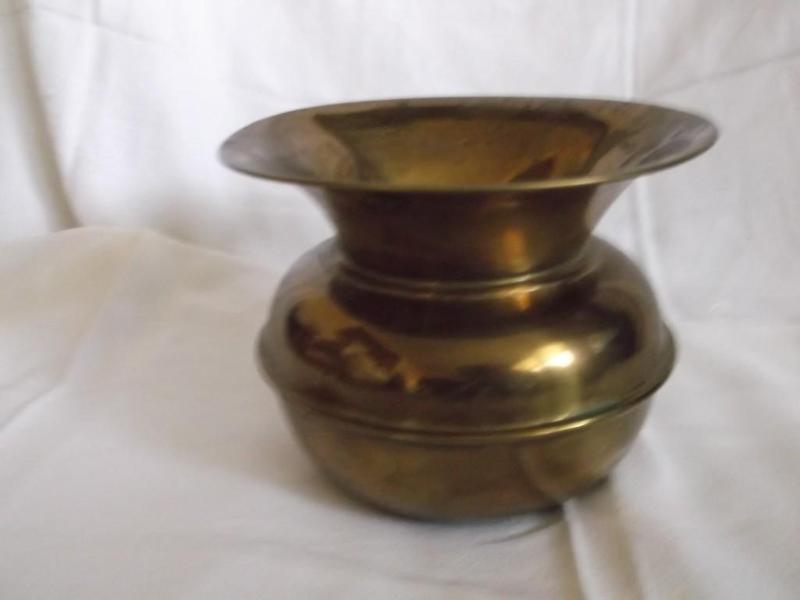 Large brass spittoon measuring 8&qu...