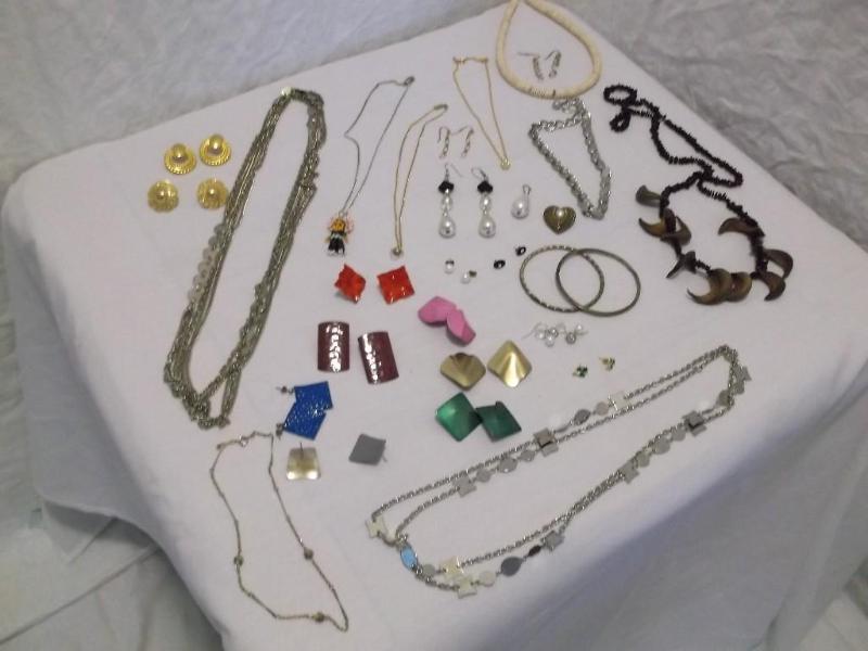Large lot of jewellery necklaces br...
