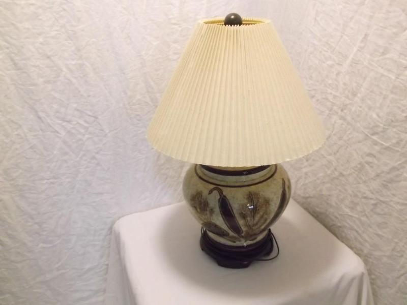 Nice lamp with cattails on it measu...