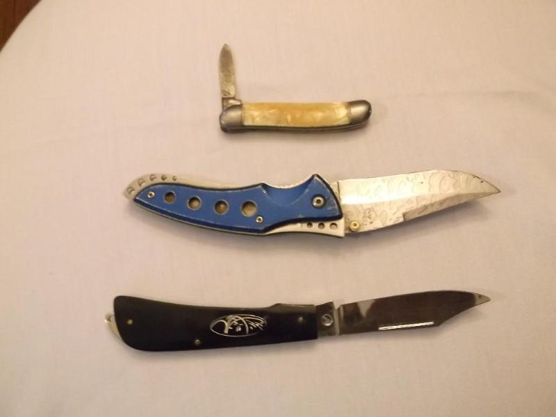 3 Knifes the smallest one has a bla...