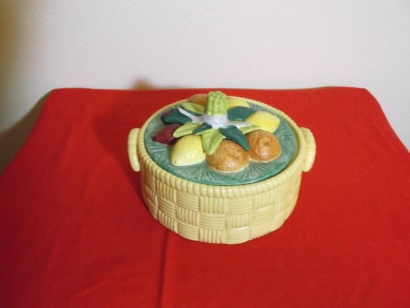 Cute covered dish ovenproof 9&quot...