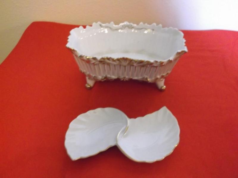 2 Gold&nbsptrimmed dishes the foot...