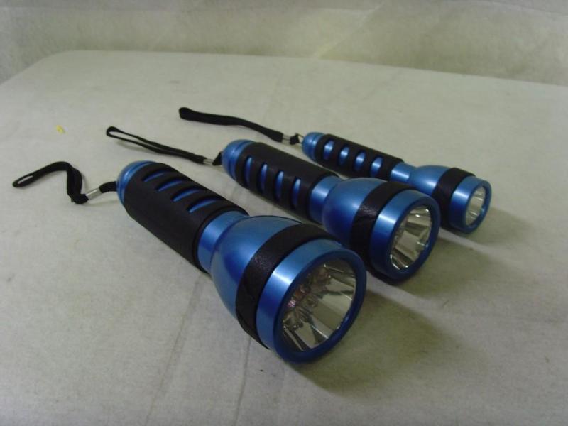 lot 82 image: 3 Piece Flashlight Set