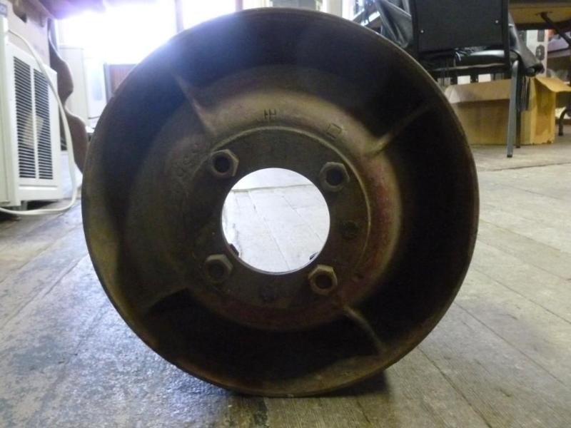 Large vintage IH steel tractor whee...