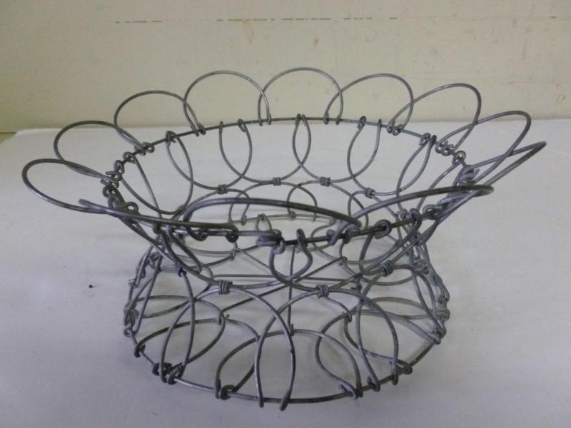 Vintage fold up heavy gage wire bas...