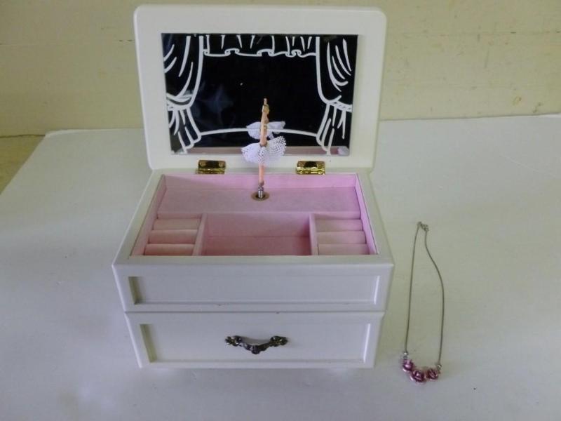 Beautiful wooden flip lid single dr...