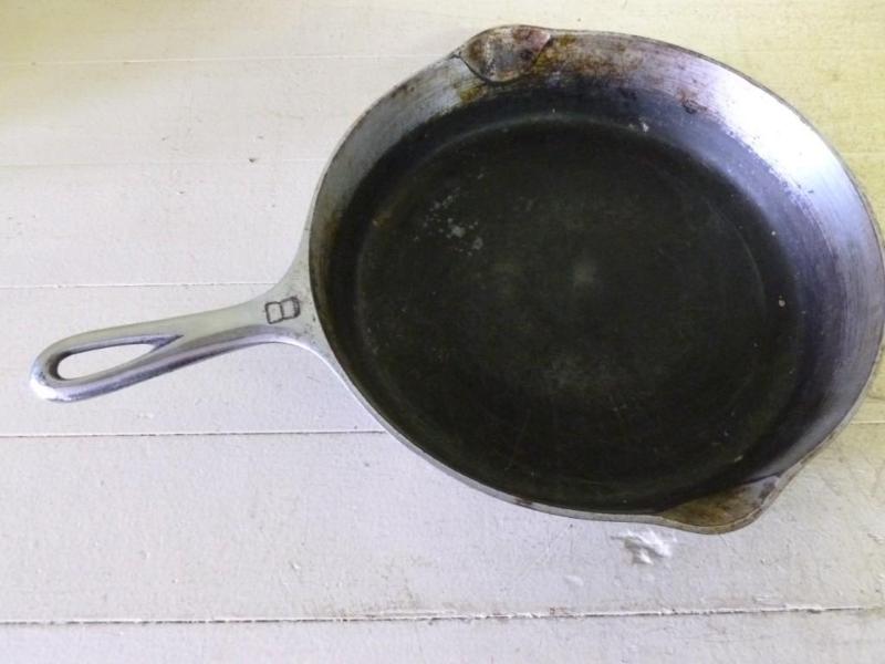 Vintage Griswold No. 8 cast metal s...