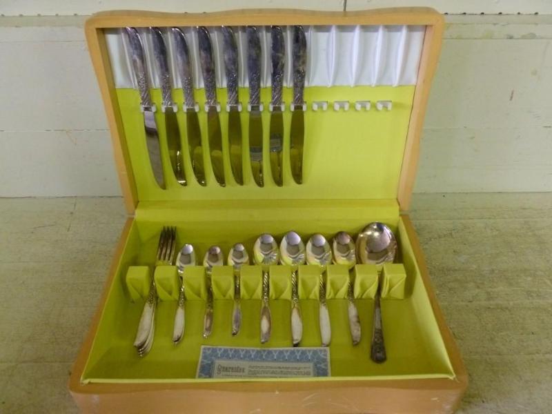 Vintage W.M Rogers Brothers 27 piec...