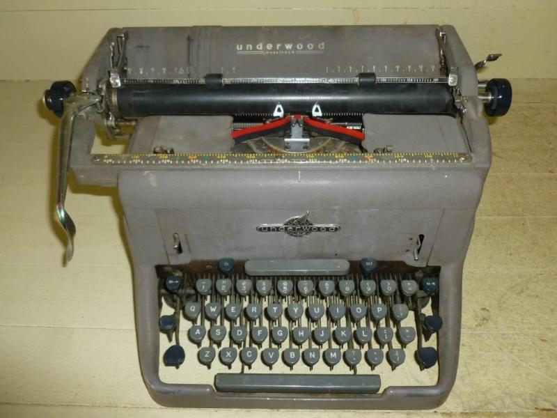 Vintage Underwood metal typewriter,...