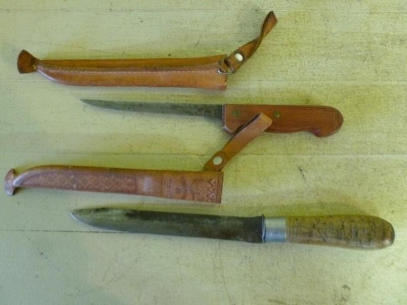 Lot of two vintage wood handled kni...