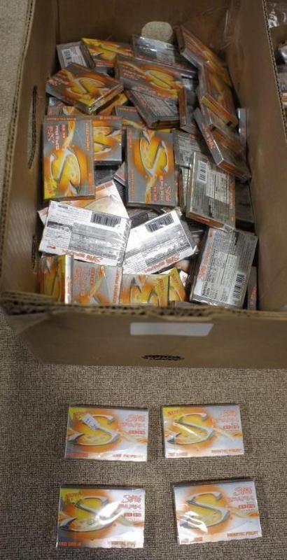 lot 15 image: Stride Spark gum. 14 pc. packs Kine...