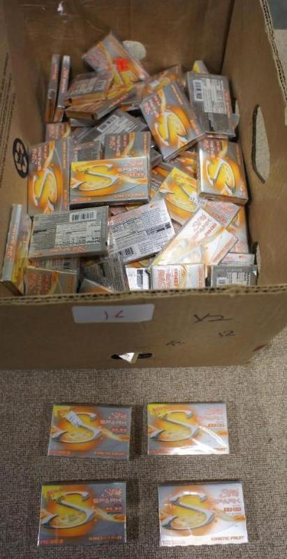 lot 16 image: Stride Spark gum. 14 pc. packs Kine...