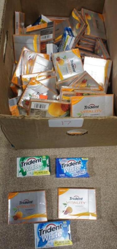 lot 17 image: Trident White. 16 pc. packs. Tride...