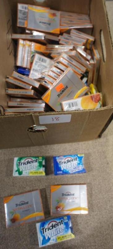lot 18 image: Trident White. 16 pc. packs. Tride...