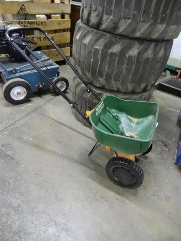lot 14 image: Scotts speedy green lawn spreader...