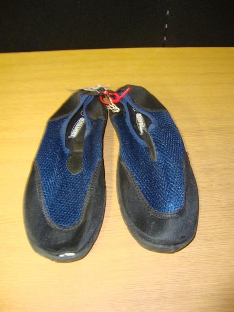 Water Shoes, mens sz 8, small tear ...