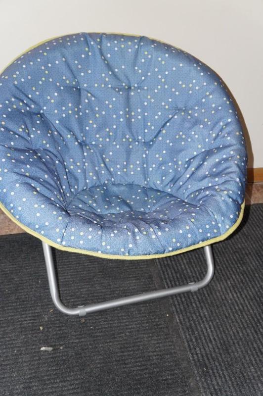 lot 51 image: Blue Collapsible Metal Framed Chair