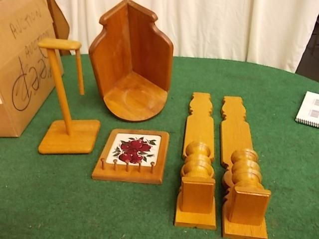 lot 19 image: Wood Decor, Pair Wall Sconces, Corn...