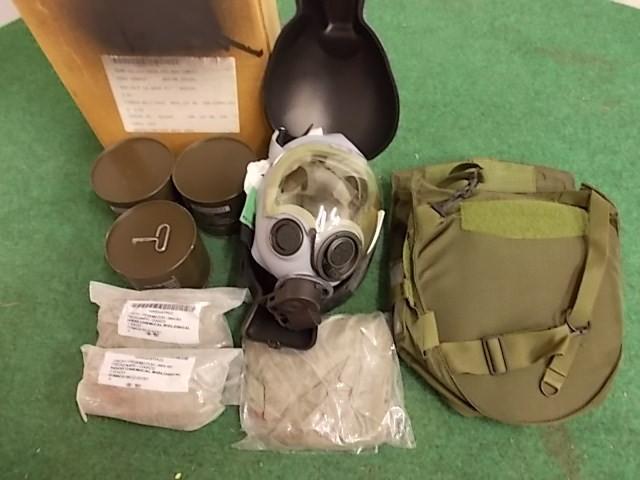 lot 23 image: US Air ForceMilitary (New) Mask Ki...