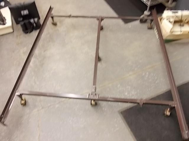 lot 3 image: Deluxe Queen Size Bed Frame With Ca...