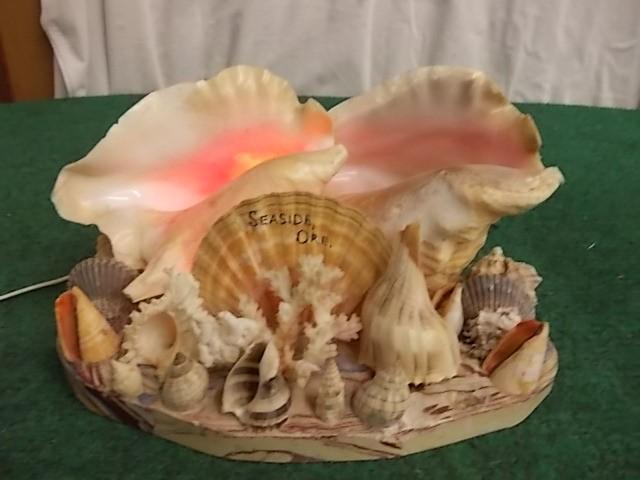 lot 32 image: Seaside Oregon Souverir Shell Lamp...