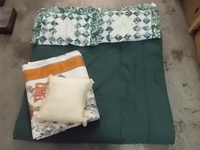 lot 51 image: FullQueen Green Comforter, 2-Shams...